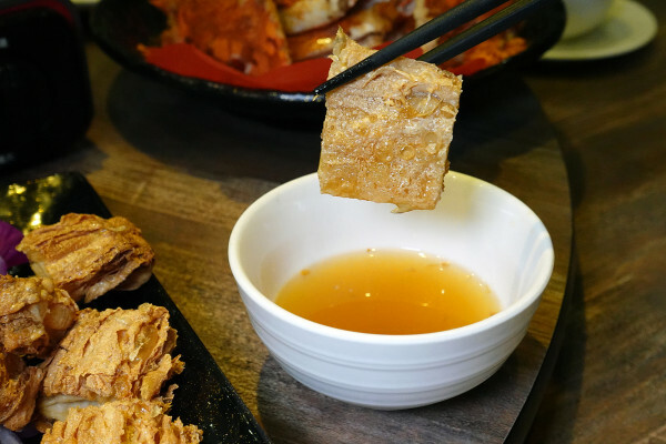 新北市萬里區有自己漁船、價格透明的活海鮮人氣王，不只萬里星巴克打卡！北海岸一日遊規劃萬里這家大益發活海鮮才是真正美食天堂