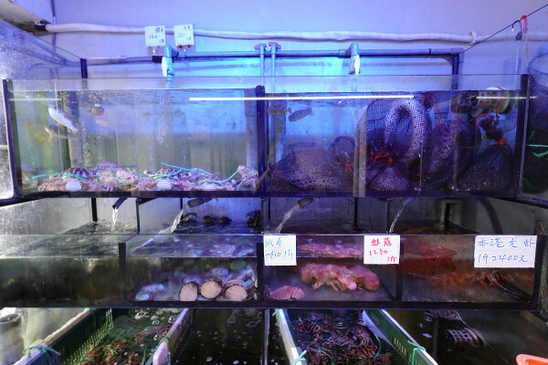新北市萬里區有自己漁船、價格透明的活海鮮人氣王，不只萬里星巴克打卡！北海岸一日遊規劃萬里這家大益發活海鮮才是真正美食天堂