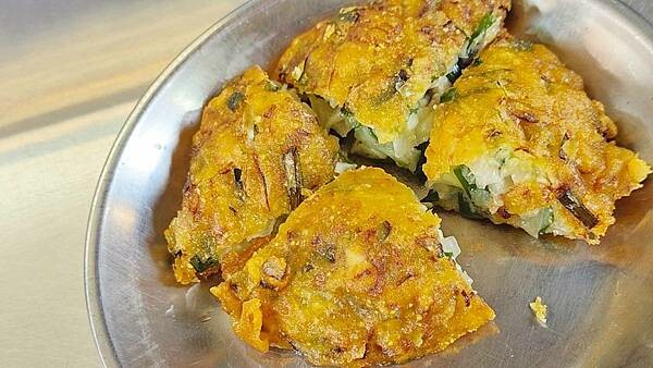 【台北美食】迪化街古早味蚵嗲|迪化街必吃美食之一,外皮酥脆的蚵嗲