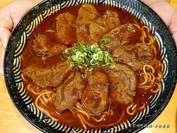 招牌川味牛肉麵細麵加肉-2023集英會牛肉麵國際店 (2).jpg