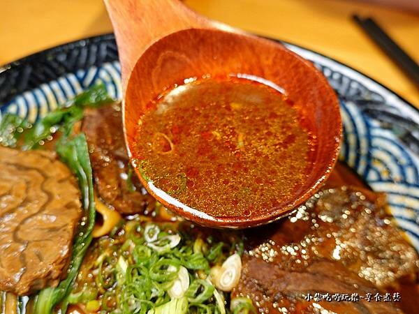招牌川味牛肉麵-集英會牛肉麵館國際店 (7).jpg
