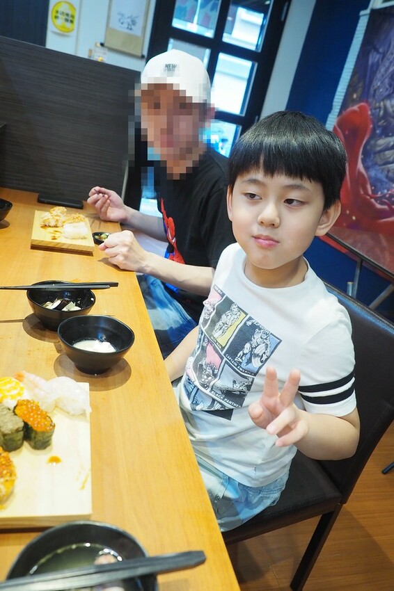 10貫壽司只要$250超划算,不用1張小朋友直接飽到天靈蓋.平價好吃又新鮮的日式壽司專賣店♥鮨之屋♥         新