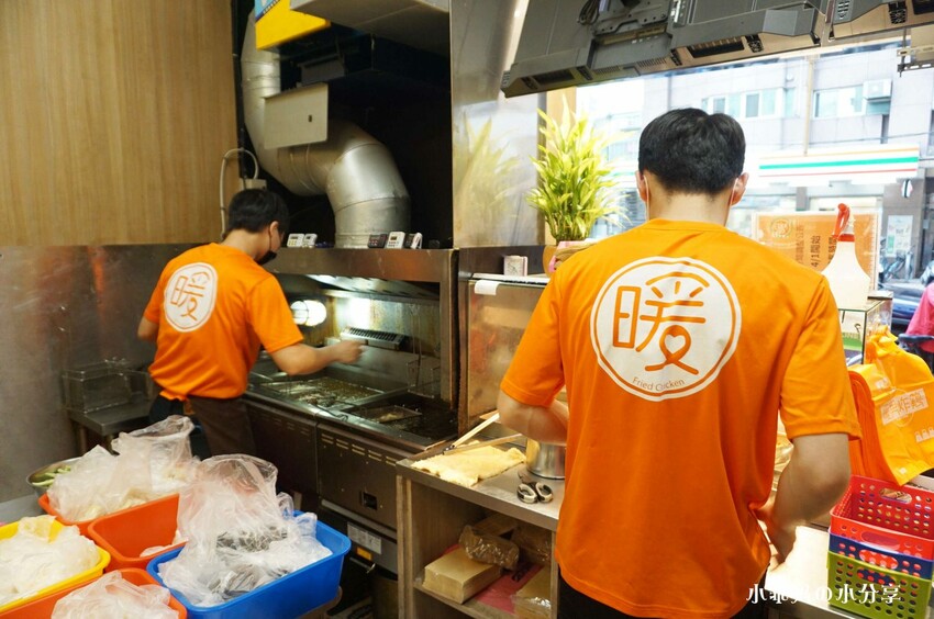 板橋鹹酥雞推薦【暖男炸雞 板橋店】辦公室下午茶、宵夜首選就是暖男啦!必點蒜香炸雞、焦糖炸雞!鮮嫩多汁超