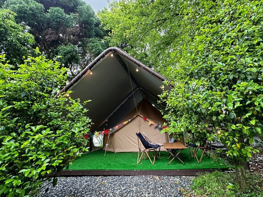 台北懶人豪華露營《趣兒Chill：藍鵲菲菲》一泊三食！清晨被日出美景、藍鵲叫聲喚醒，陽明山露營入住山林菲