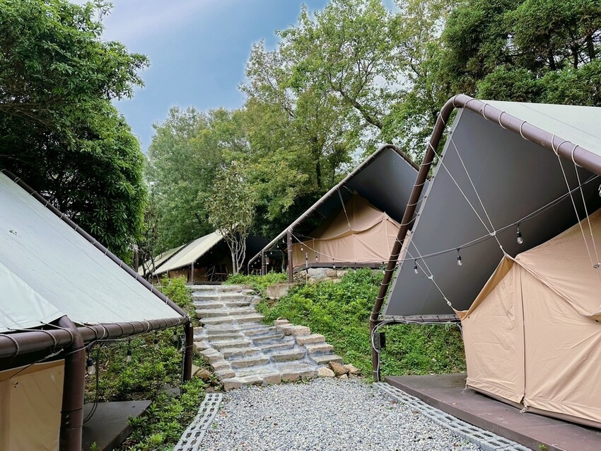 台北懶人豪華露營《趣兒Chill：藍鵲菲菲》一泊三食！清晨被日出美景、藍鵲叫聲喚醒，陽明山露營入住山林菲