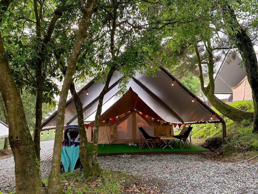 台北懶人豪華露營《趣兒Chill：藍鵲菲菲》一泊三食！清晨被日出美景、藍鵲叫聲喚醒，陽明山露營入住山林菲