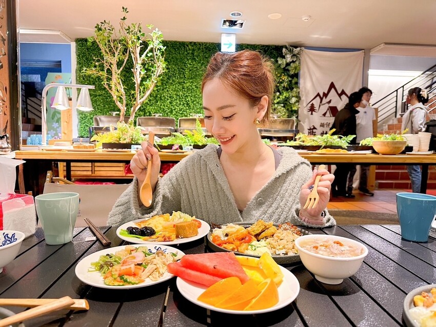 台北懶人豪華露營《趣兒Chill：藍鵲菲菲》一泊三食！清晨被日出美景、藍鵲叫聲喚醒，陽明山露營入住山林菲