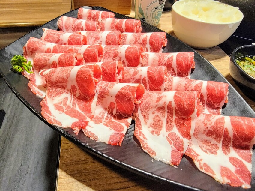 [食]基隆 潮境公園 放時話題 深夜美食 精緻豐富鍋物料理 用餐可享飲料 冰淇淋 野菜自助盤 無限享用 首次加