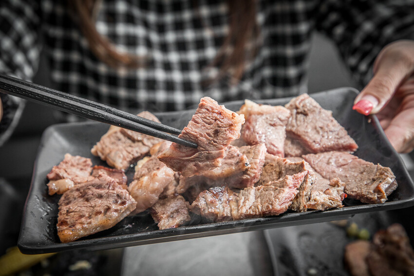 桃園【吃肉肉燒肉專門店】799元起頂級海陸食材+手搖飲34款無限暢飲