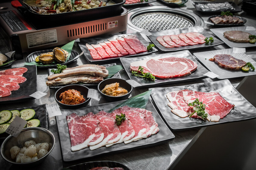 桃園【吃肉肉燒肉專門店】799元起頂級海陸食材+手搖飲34款無限暢飲