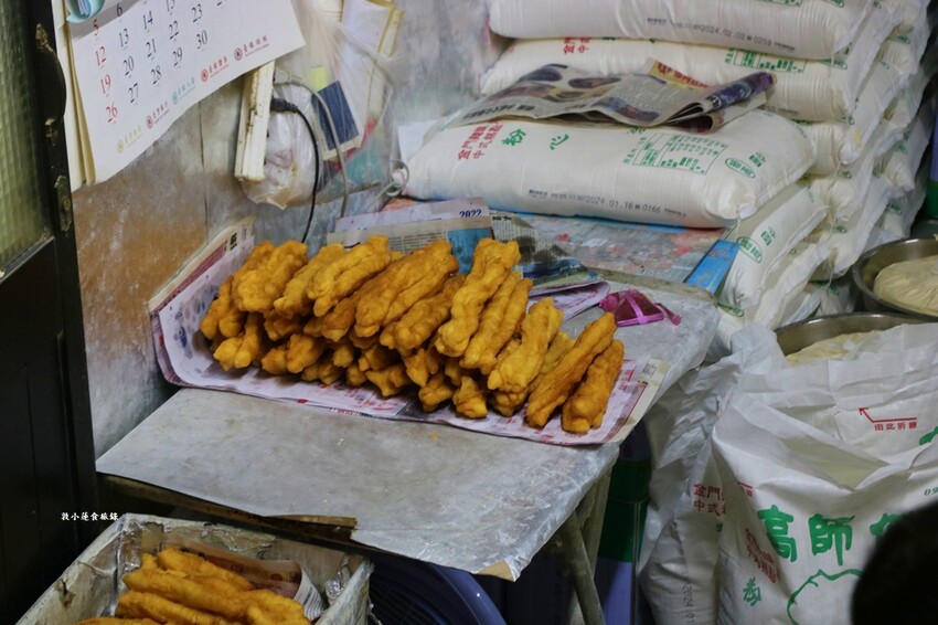 和記油條‧金門百年老店,膨鬆鬆的現炸油條,外酥內軟越嚼越帶勁 - 敦 小 蓮の食旅錄