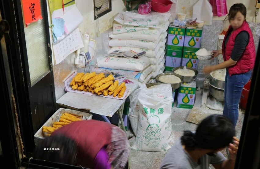 和記油條‧金門百年老店,膨鬆鬆的現炸油條,外酥內軟越嚼越帶勁 - 敦 小 蓮の食旅錄