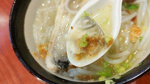 【新竹美食】新竹東門市場米粉攤｜滿滿豐富配料好吃又美味的米粉湯