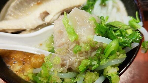 【新竹美食】新竹東門市場米粉攤｜滿滿豐富配料好吃又美味的米粉湯