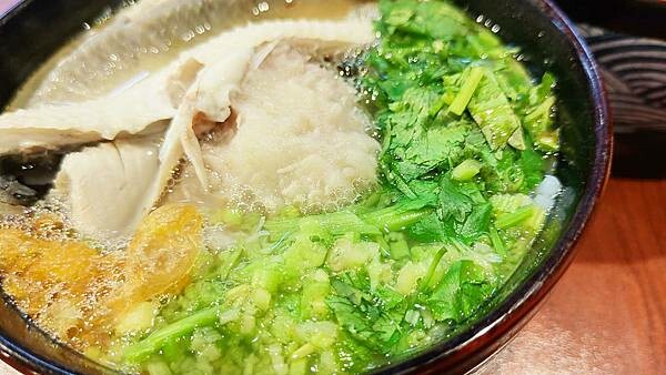 【新竹美食】新竹東門市場米粉攤｜滿滿豐富配料好吃又美味的米粉湯