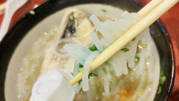 【新竹美食】新竹東門市場米粉攤｜滿滿豐富配料好吃又美味的米粉湯