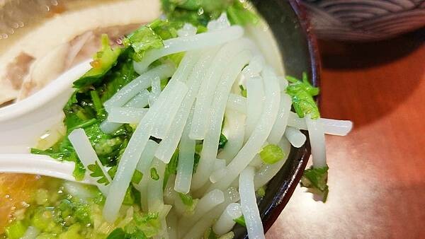 【新竹美食】新竹東門市場米粉攤｜滿滿豐富配料好吃又美味的米粉湯