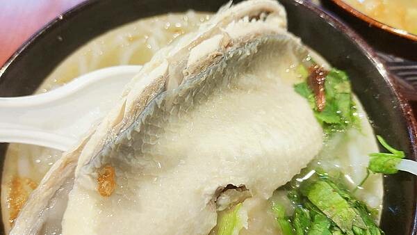 【新竹美食】新竹東門市場米粉攤｜滿滿豐富配料好吃又美味的米粉湯