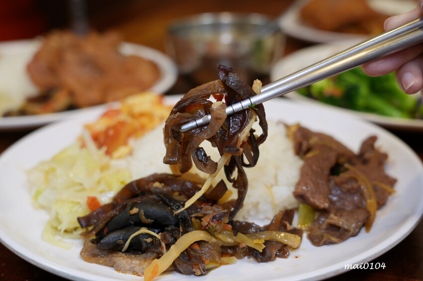 桃園平鎮美食｜三國東風也炊便當～以三國名將命名的在地老字號便當店，菜色豐富每到用餐時段大排長龍