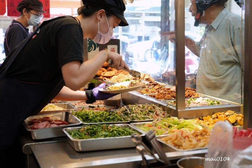 桃園平鎮美食｜三國東風也炊便當～以三國名將命名的在地老字號便當店，菜色豐富每到用餐時段大排長龍