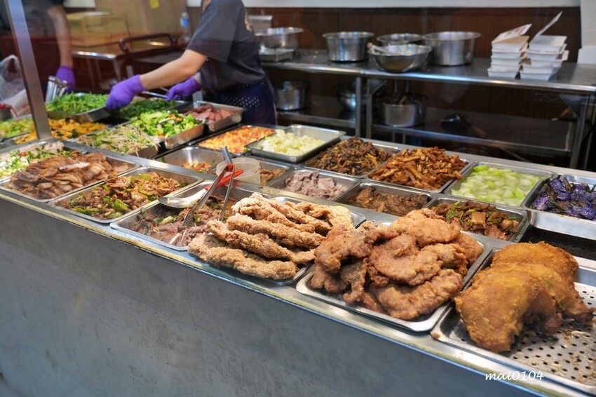 桃園平鎮美食｜三國東風也炊便當～以三國名將命名的在地老字號便當店，菜色豐富每到用餐時段大排長龍