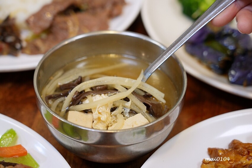 桃園平鎮美食｜三國東風也炊便當～以三國名將命名的在地老字號便當店，菜色豐富每到用餐時段大排長龍