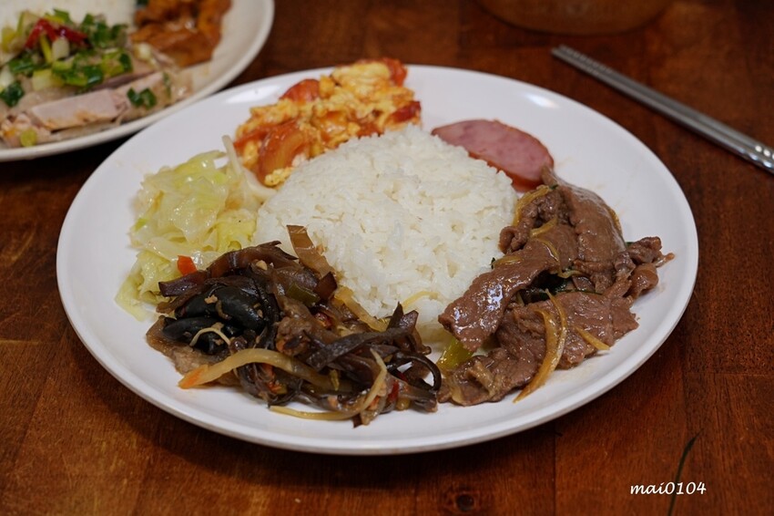 桃園平鎮美食｜三國東風也炊便當～以三國名將命名的在地老字號便當店，菜色豐富每到用餐時段大排長龍