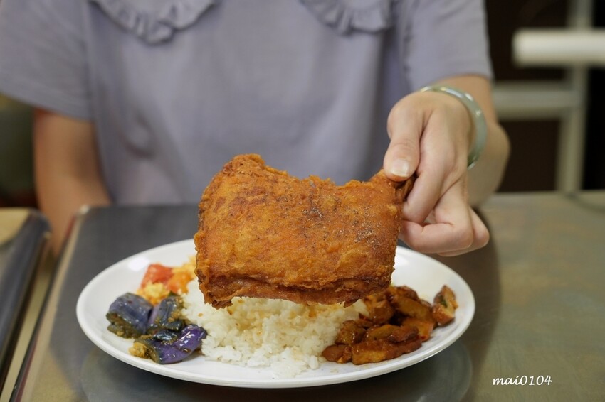 桃園平鎮美食｜三國東風也炊便當～以三國名將命名的在地老字號便當店，菜色豐富每到用餐時段大排長龍