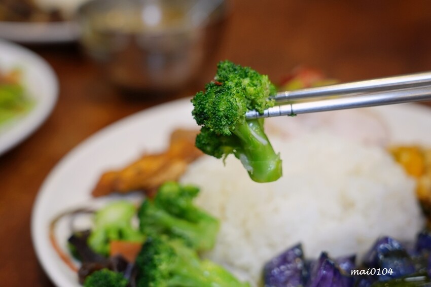 桃園平鎮美食｜三國東風也炊便當～以三國名將命名的在地老字號便當店，菜色豐富每到用餐時段大排長龍