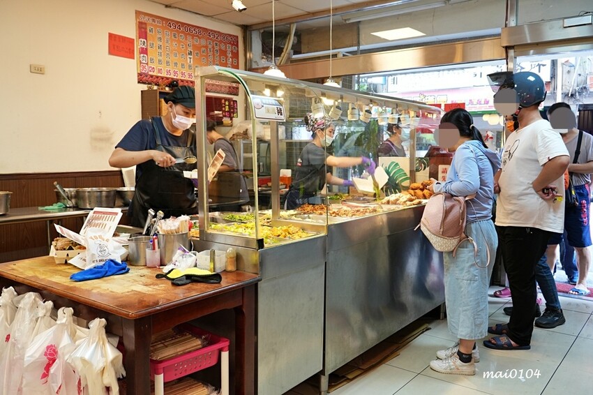 桃園平鎮美食｜三國東風也炊便當～以三國名將命名的在地老字號便當店，菜色豐富每到用餐時段大排長龍