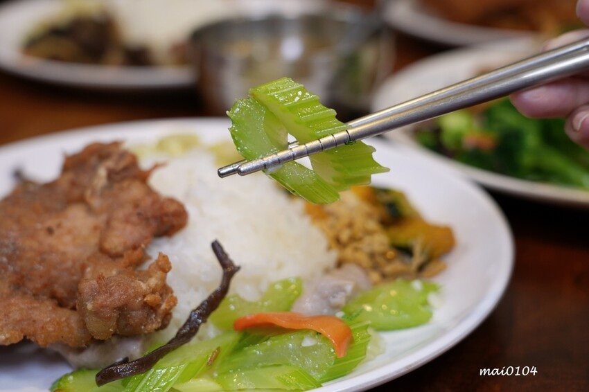 桃園平鎮美食｜三國東風也炊便當～以三國名將命名的在地老字號便當店，菜色豐富每到用餐時段大排長龍