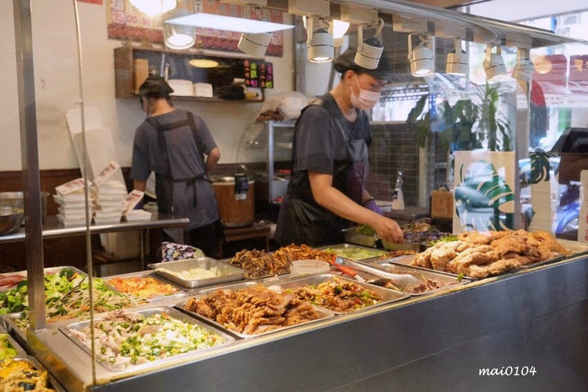 桃園平鎮美食｜三國東風也炊便當～以三國名將命名的在地老字號便當店，菜色豐富每到用餐時段大排長龍