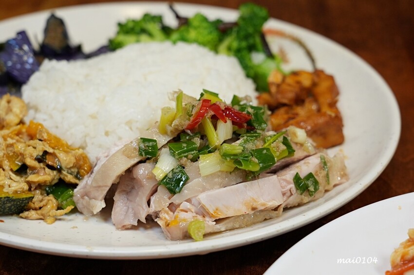 桃園平鎮美食｜三國東風也炊便當～以三國名將命名的在地老字號便當店，菜色豐富每到用餐時段大排長龍