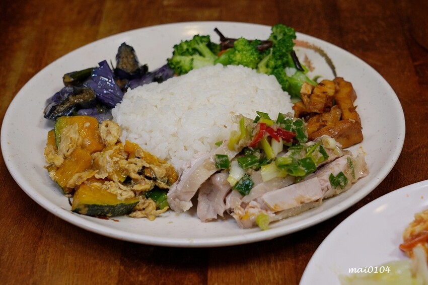 桃園平鎮美食｜三國東風也炊便當～以三國名將命名的在地老字號便當店，菜色豐富每到用餐時段大排長龍