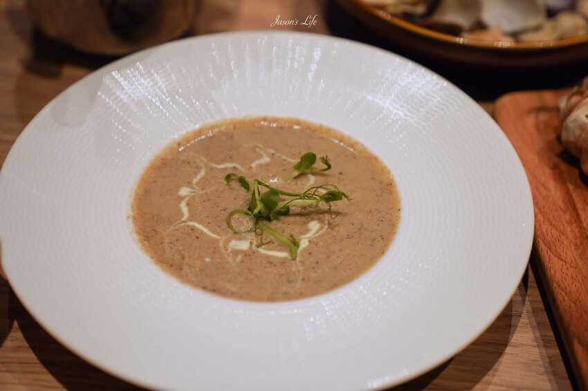 【台中梧棲｜住宿】台中震大金鬱金香酒店。近三井outlet、梧棲老街及高美濕地，Live Band演出，台中兩天一