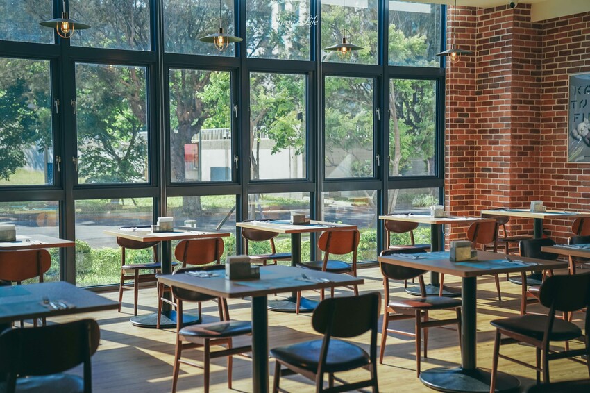 【台中梧棲｜住宿】台中震大金鬱金香酒店。近三井outlet、梧棲老街及高美濕地，Live Band演出，台中兩天一