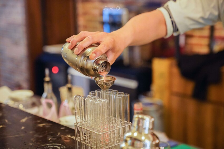 【台中梧棲｜住宿】台中震大金鬱金香酒店。近三井outlet、梧棲老街及高美濕地，Live Band演出，台中兩天一