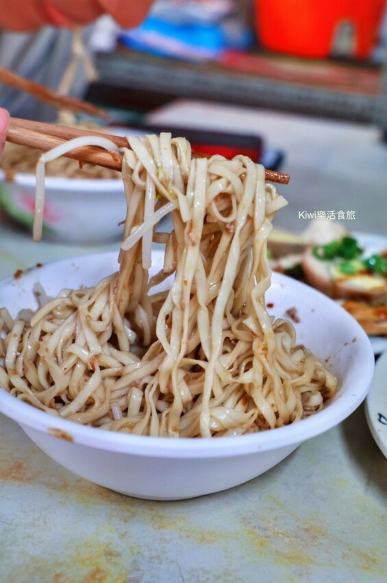 員林美食橋頭麵店｜自製油蔥酥肉燥超威，乾麵.麻醬麵太涮嘴，滷味小菜更是一絕，完全深得員林在地人的心！