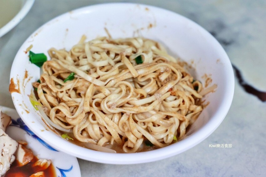 員林美食橋頭麵店｜自製油蔥酥肉燥超威，乾麵.麻醬麵太涮嘴，滷味小菜更是一絕，完全深得員林在地人的心！