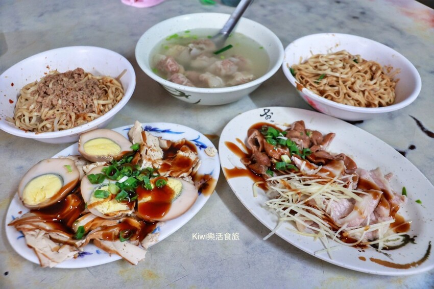 員林美食橋頭麵店｜自製油蔥酥肉燥超威，乾麵.麻醬麵太涮嘴，滷味小菜更是一絕，完全深得員林在地人的心！