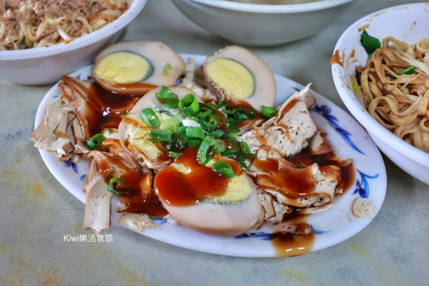 員林美食橋頭麵店｜自製油蔥酥肉燥超威，乾麵.麻醬麵太涮嘴，滷味小菜更是一絕，完全深得員林在地人的心！