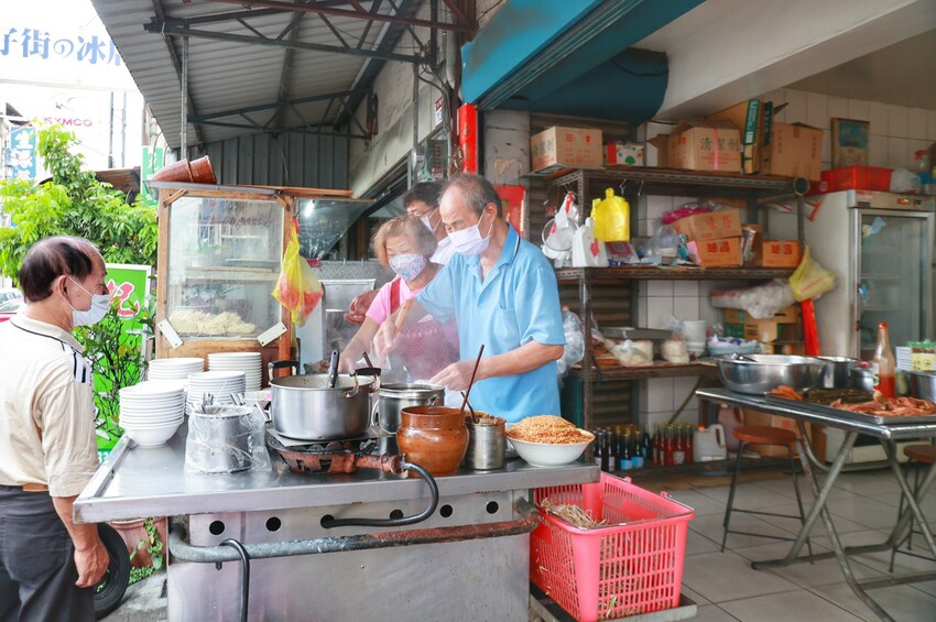員林美食橋頭麵店｜自製油蔥酥肉燥超威，乾麵.麻醬麵太涮嘴，滷味小菜更是一絕，完全深得員林在地人的心！