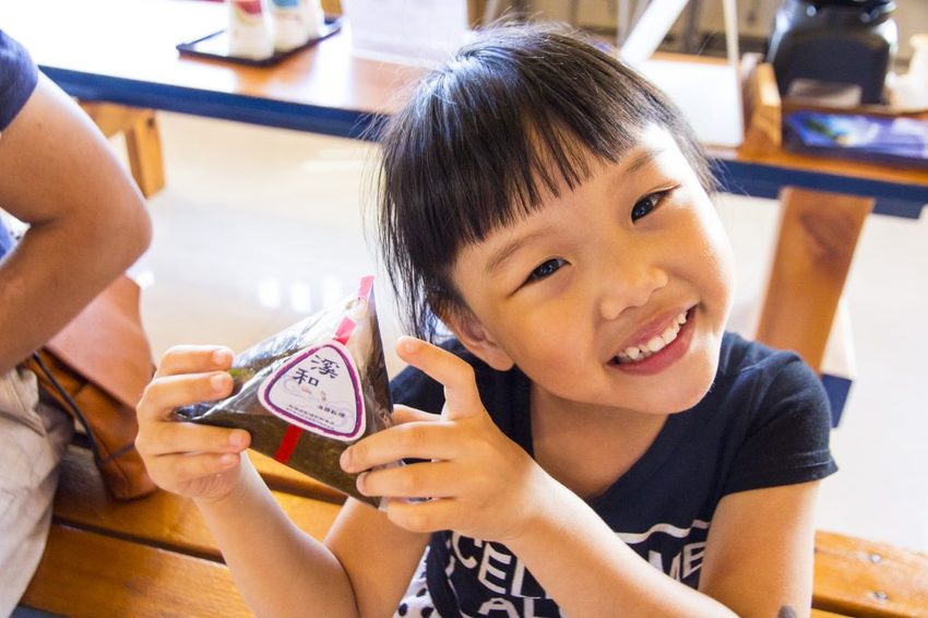 【宜蘭景點】五結景點/溪和三代目觀光工廠~DIY飯糰與海鮮押片,親子同遊雨天備案好選擇