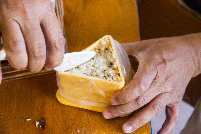 【宜蘭景點】五結景點/溪和三代目觀光工廠~DIY飯糰與海鮮押片,親子同遊雨天備案好選擇