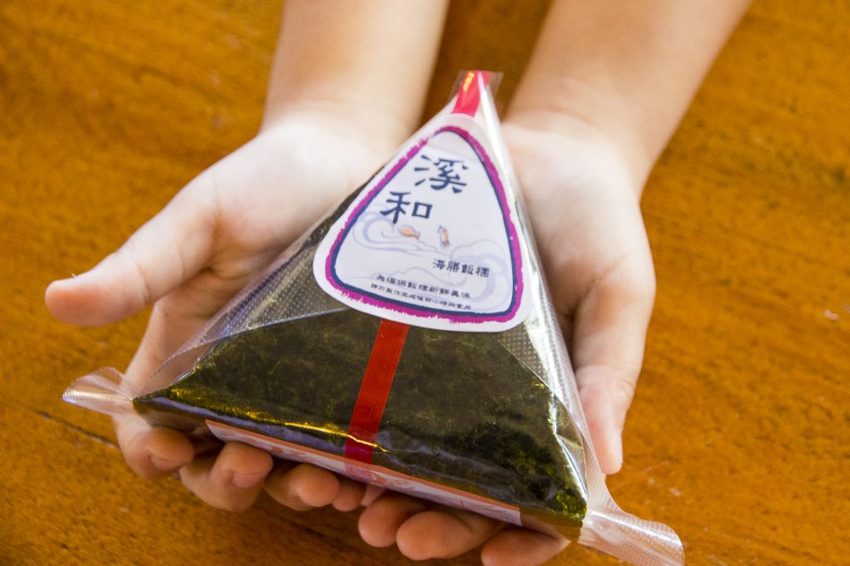 【宜蘭景點】五結景點/溪和三代目觀光工廠~DIY飯糰與海鮮押片,親子同遊雨天備案好選擇