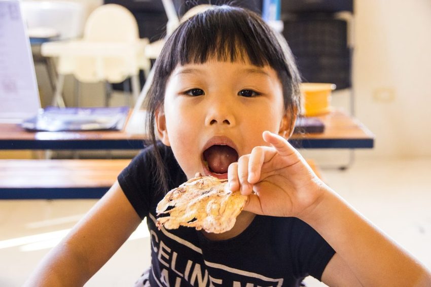 【宜蘭景點】五結景點/溪和三代目觀光工廠~DIY飯糰與海鮮押片,親子同遊雨天備案好選擇