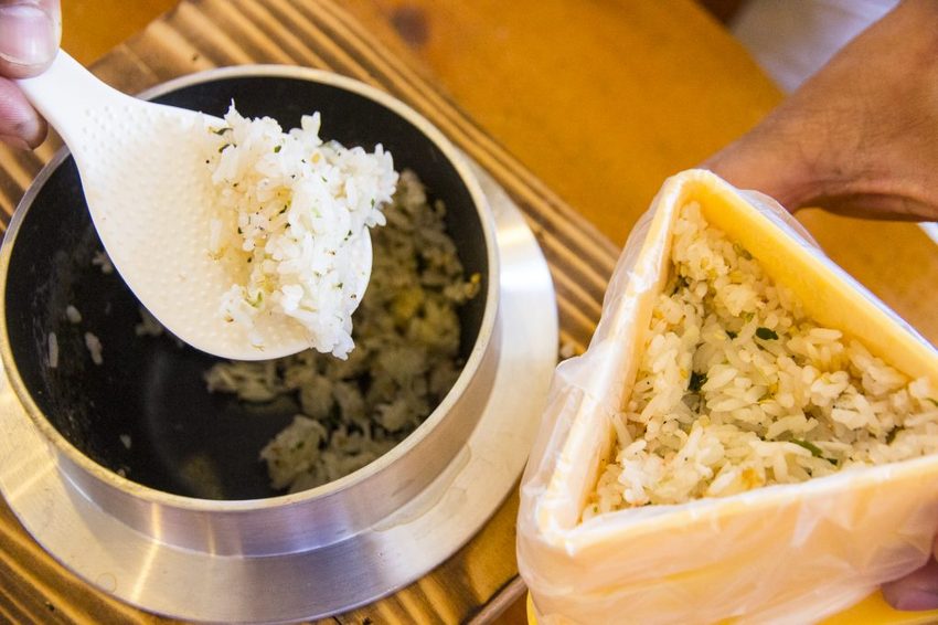 【宜蘭景點】五結景點/溪和三代目觀光工廠~DIY飯糰與海鮮押片,親子同遊雨天備案好選擇