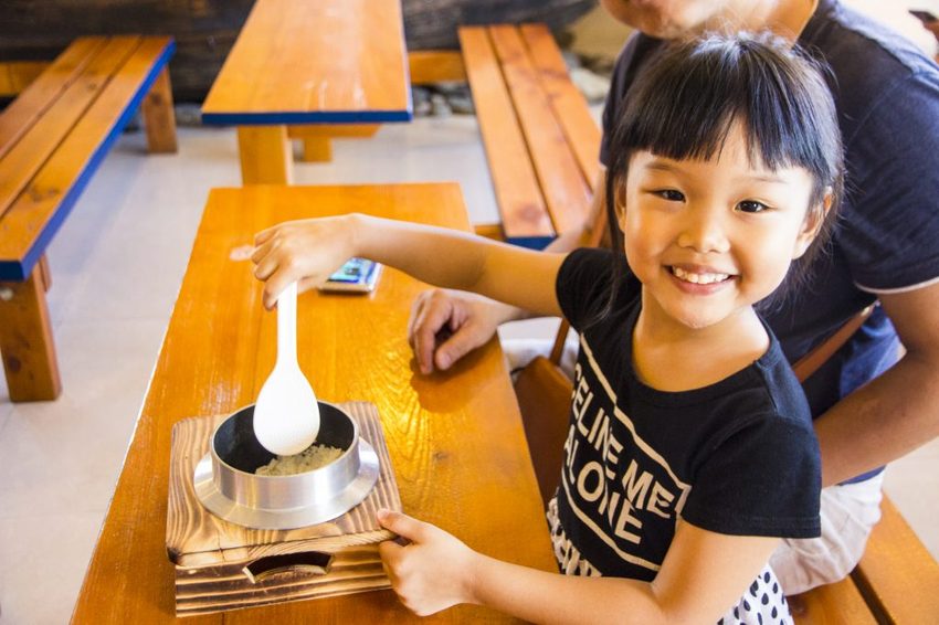 【宜蘭景點】五結景點/溪和三代目觀光工廠~DIY飯糰與海鮮押片,親子同遊雨天備案好選擇