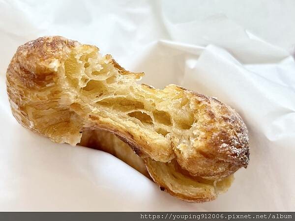 台北大安區|滿月甜甜圈 敦化店,只有簡單的戶外座位,當作等朋友前的點心或是結束聚餐來杯咖啡都很剛好(附