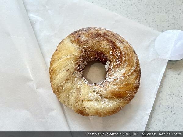 台北大安區|滿月甜甜圈 敦化店,只有簡單的戶外座位,當作等朋友前的點心或是結束聚餐來杯咖啡都很剛好(附